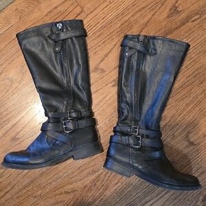 7 1/2 Flat Mid Rise Boots In Black!